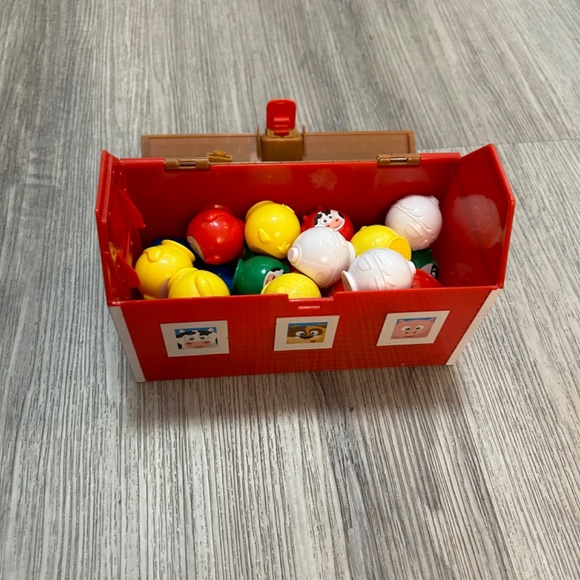 UNO MOO! Play and store barn with 24 figures. Excellent condition. - Picture 2 of 3